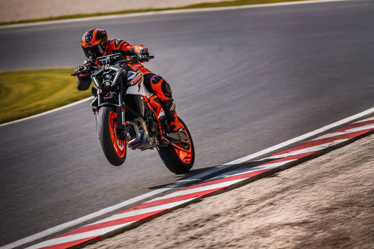 Descubre la Revolucionaria KTM 990 Duke R 2025